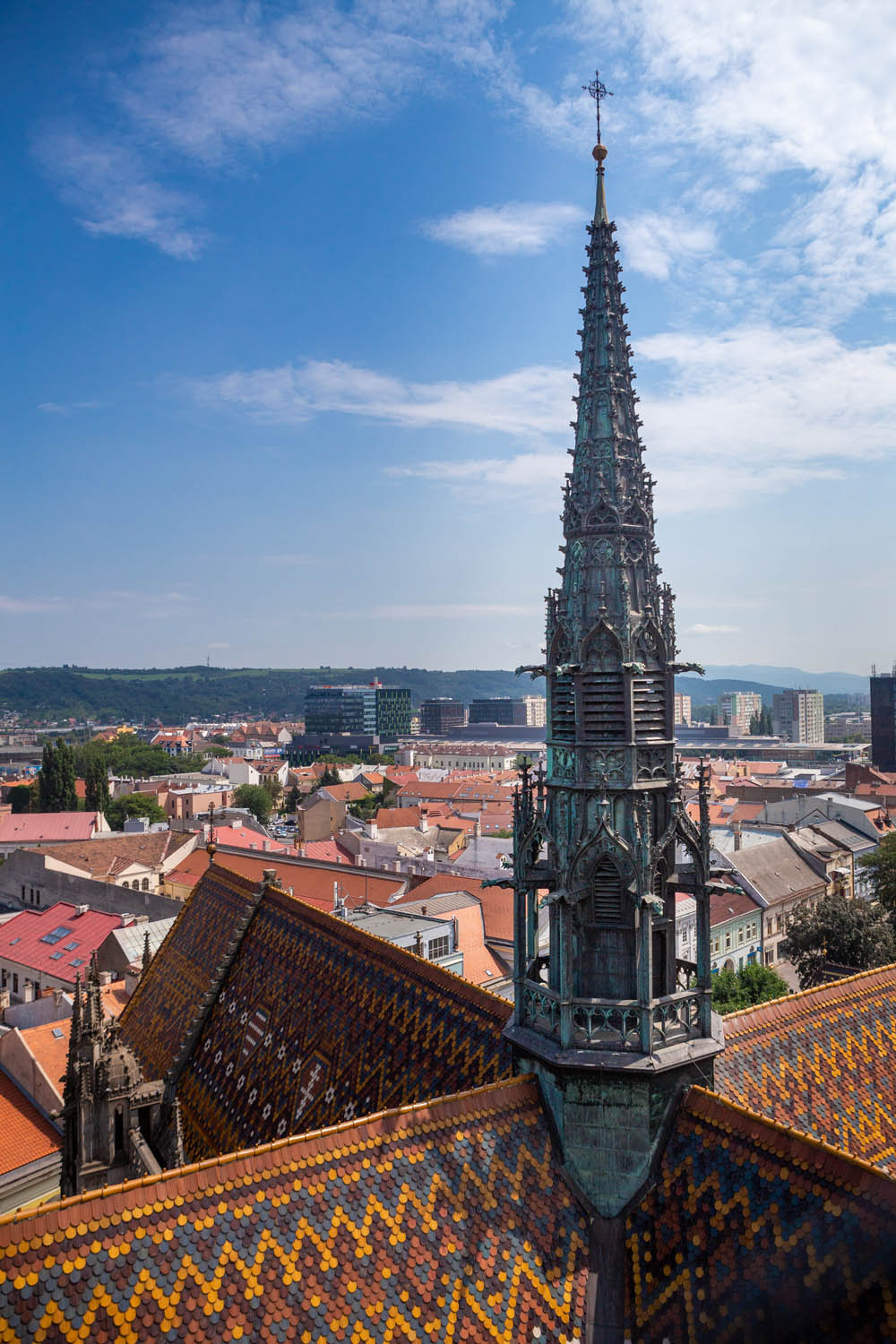 Toren van de indrukwekkende kathedraal van Kosice met erachter uitzicht op de stad.