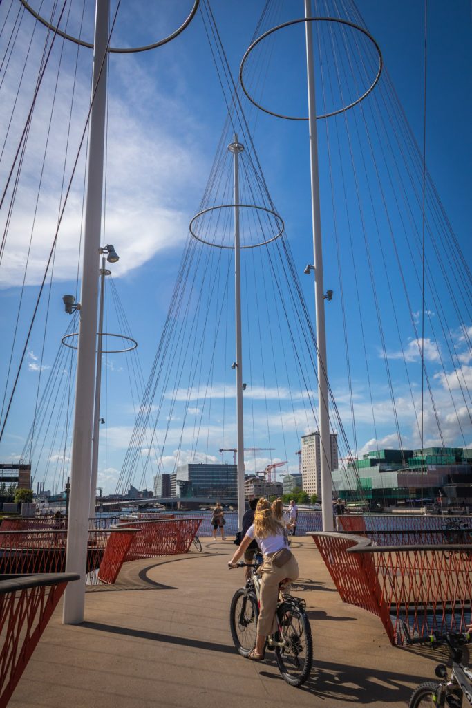 Cirkelbroen: brug met cirkels en masten in Kopenhagen met fietsers erop.