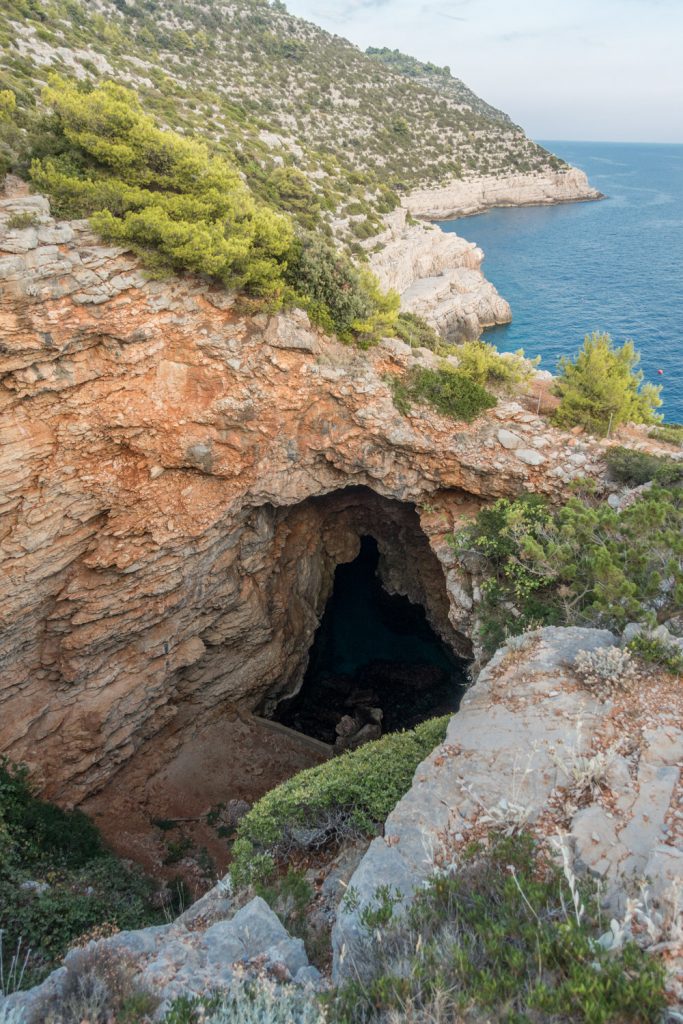 De grot van Odysseus op Mljet gezien vanaf de achterzijde met zee op de achtergrond