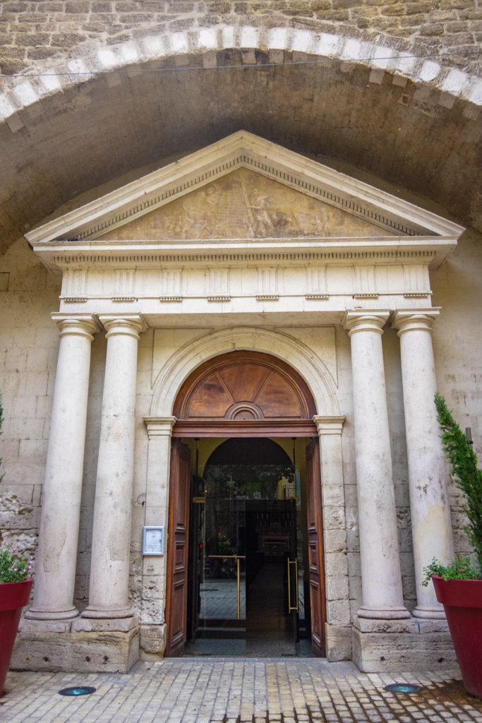 Buitendeur in een poort van de kathedraal van Orange in Frankrijk