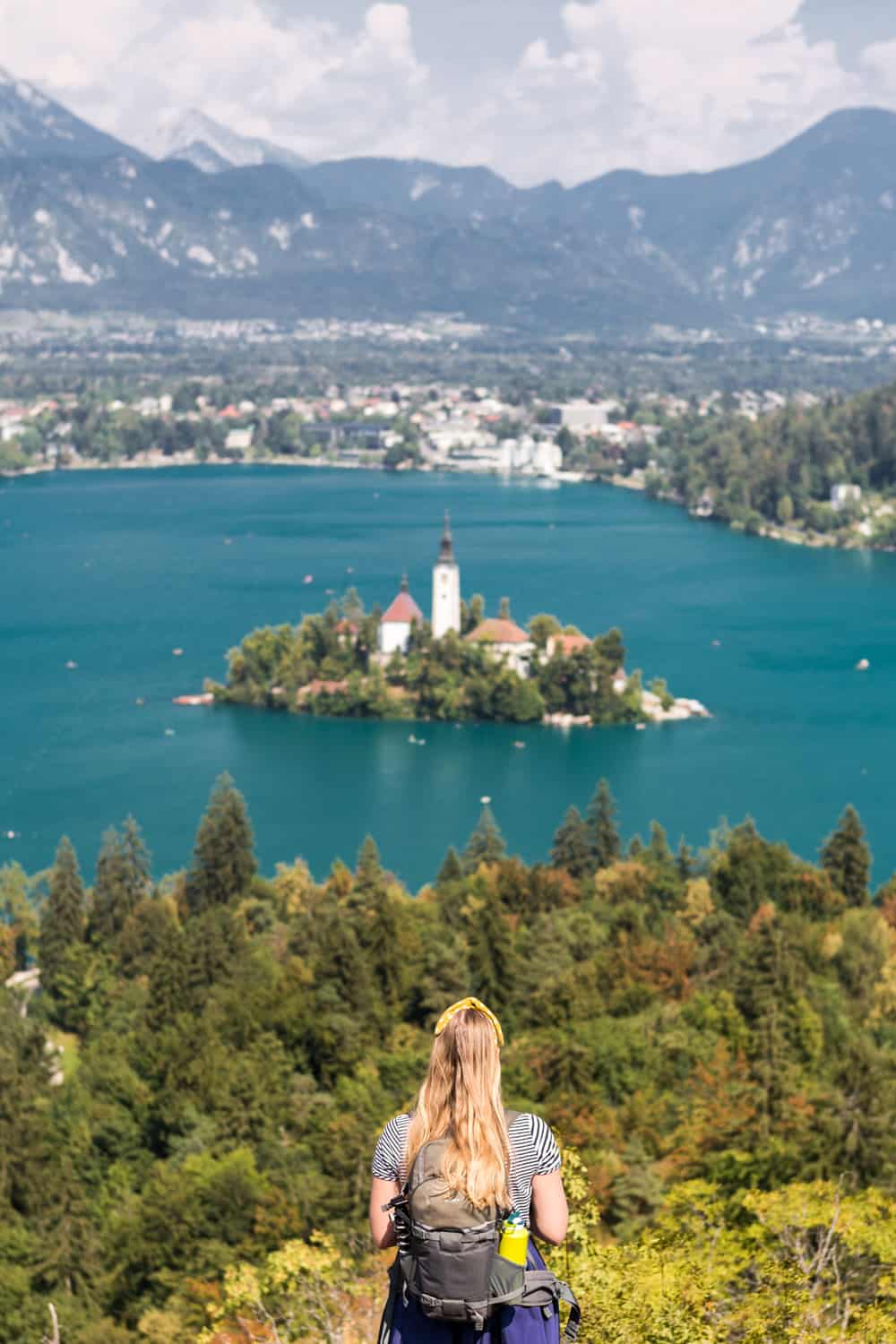 Manouk kijkt uit over het meer van Bled met het eilandje in het midden