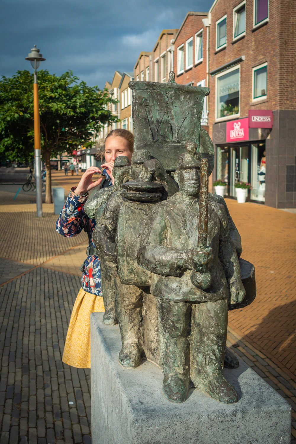 Standbeeld Spelende muzikanten in Katwijk met Manouk die een trompet nadoet