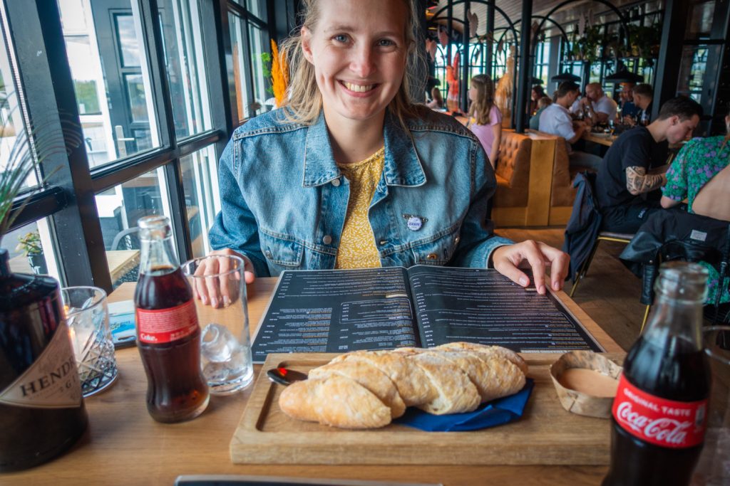 Manouk met een broodplankje in restaurant Hudson in Katwijk