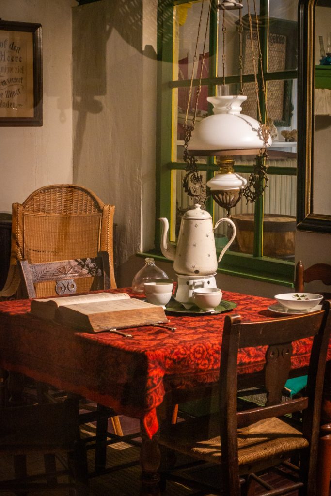Oud huisje met gedekte tafel in het Katwijks Museum