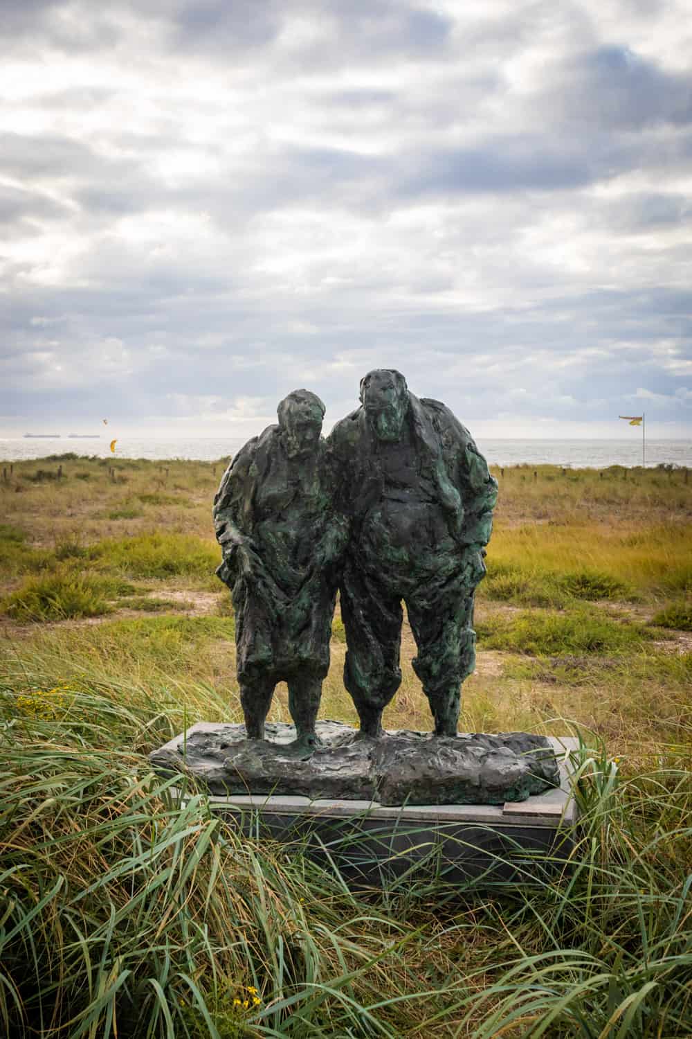 Wat te doen in Katwijk: standbeeld Pootjebaden van ouder echtpaar