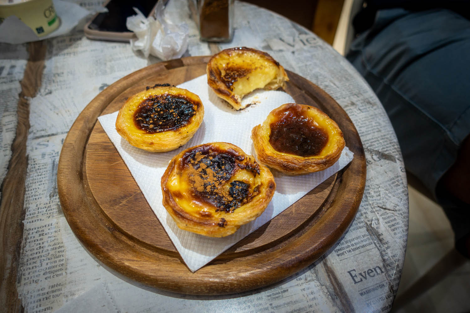 Pasteis de nata op een houten bord van bakkerij Morabeza in Mindelo