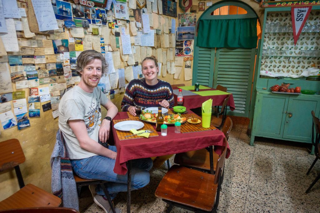Hugo en Manouk aan tafel bij restaurant Pica Pau in Mindelo