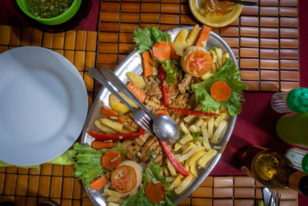 Schotel met vlees, groenten en friet in Mindelo