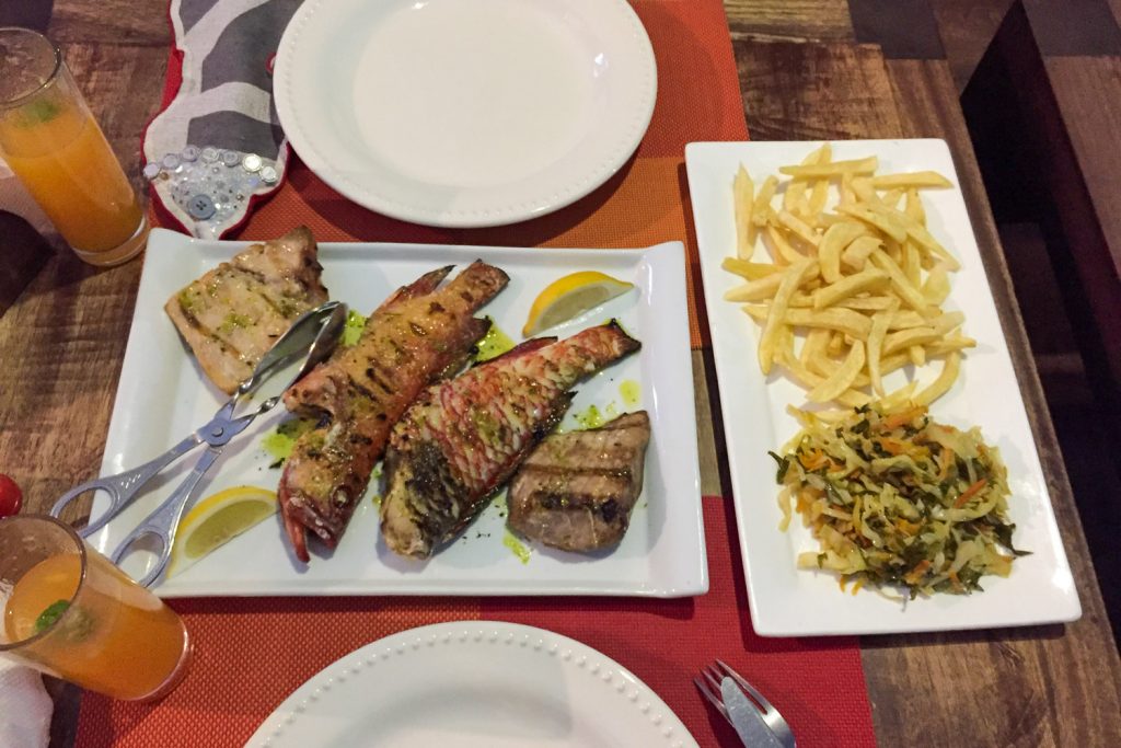 Verse vis van de barbecue, friet en groenten bij Casa Cafe Mindelo, een restaurant op São Vicente