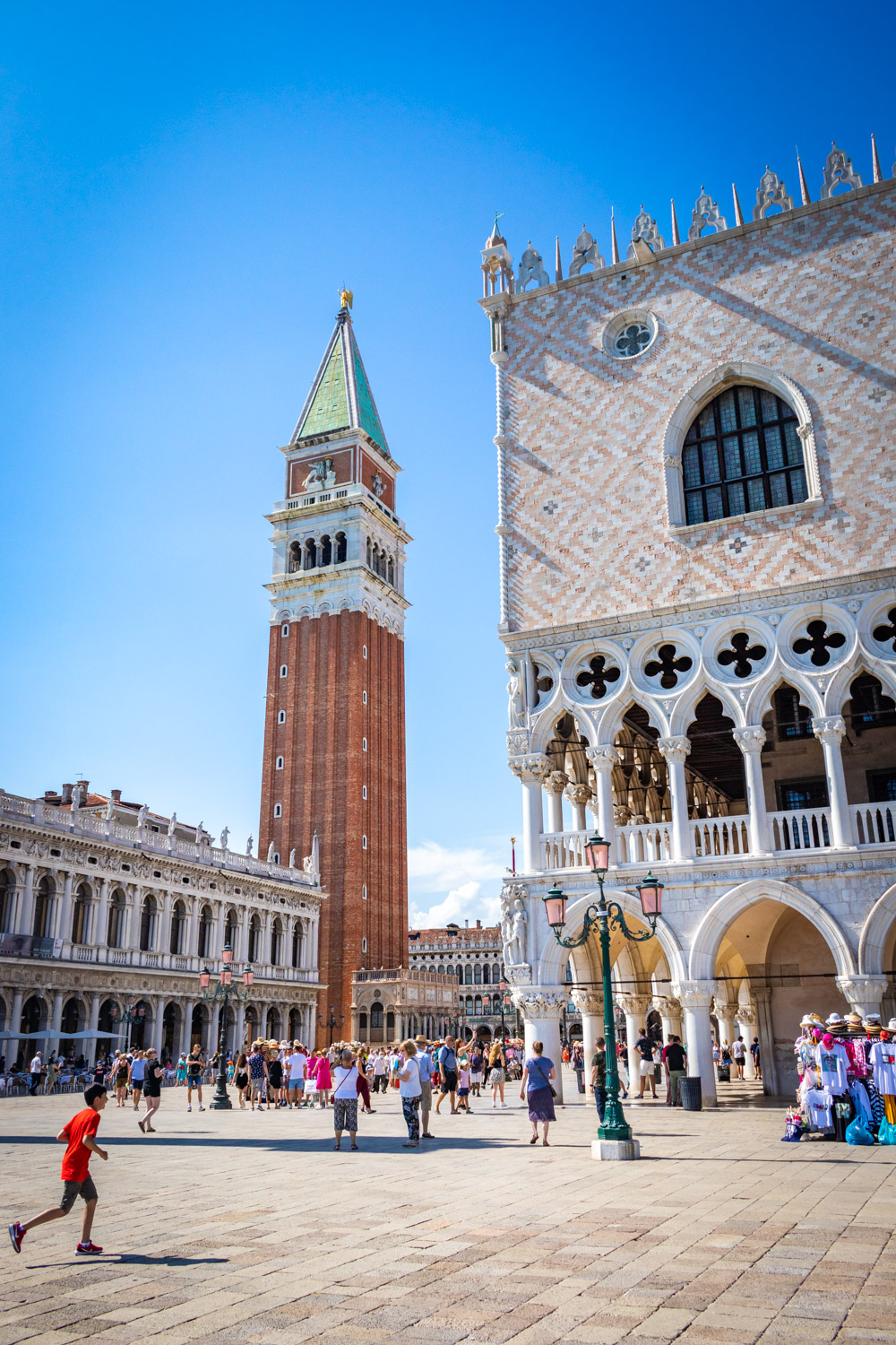 De toren Campanile op Piazza San Marco met Palazzo Ducale op de voorgrond
