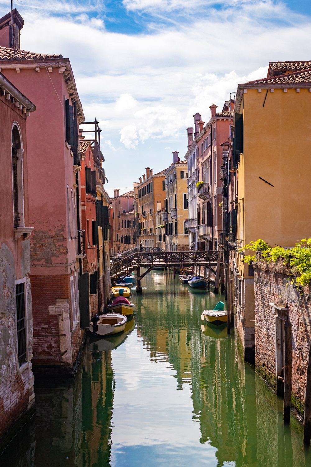 Kanaal met brug in de wijk Cannaregio in Venetië