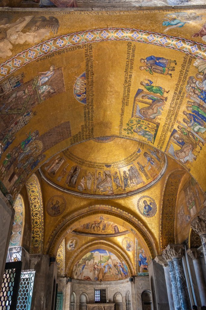 De gouden mozaïeken in de San Marco basiliek in Venetië, een van de mooiste bezienswaardigheden in Venetië