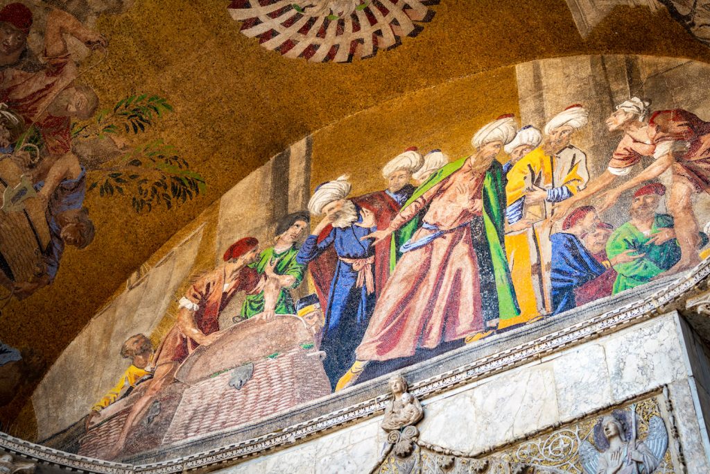 Mozaïek op de voorzijde van Basilica San Marco in Venetië die het verhaal van het brengen van de relieken van San Marco naar Venetië omschrijven