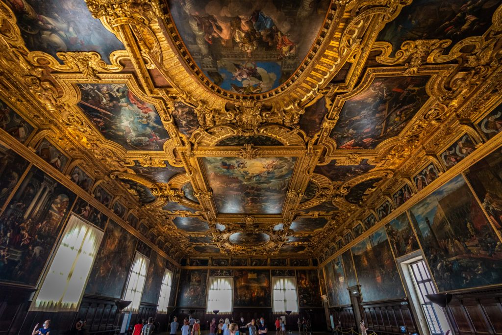 Gouden plafond in een zaal van Palazzo Ducale in Venetie