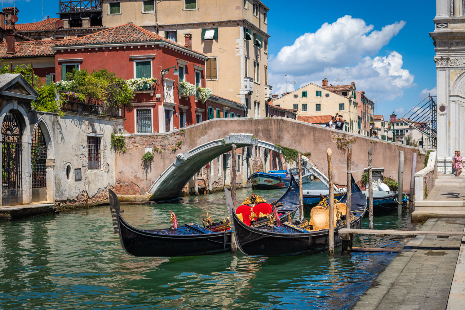 Twee gondels op het water in Venetië met een brug op de achtergrond