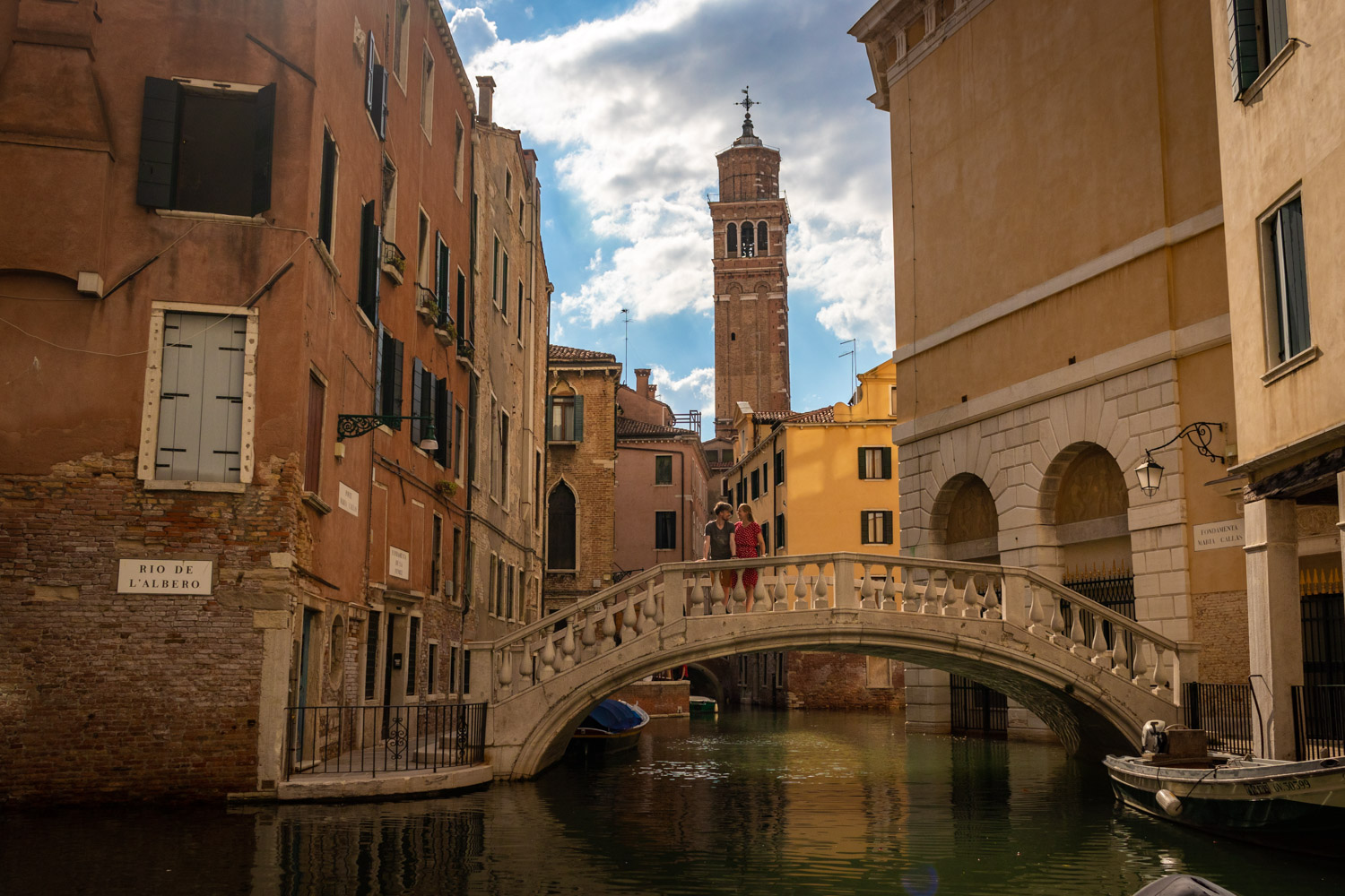 Twee personen op een brug over het water in Venetie