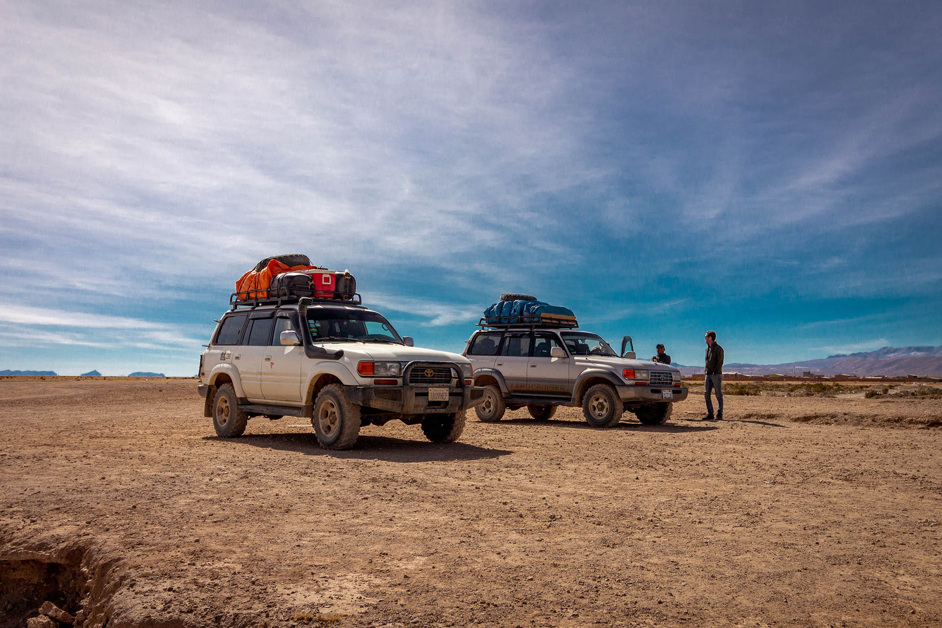 Budget Bolivia: twee jeeps tijdens de tour over Salar de Uyuni