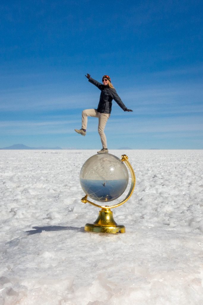 Gezichtsbedrog op de zoutvlakte Salar de Uyuni: Manouk lijkt op een wereldbol te staan