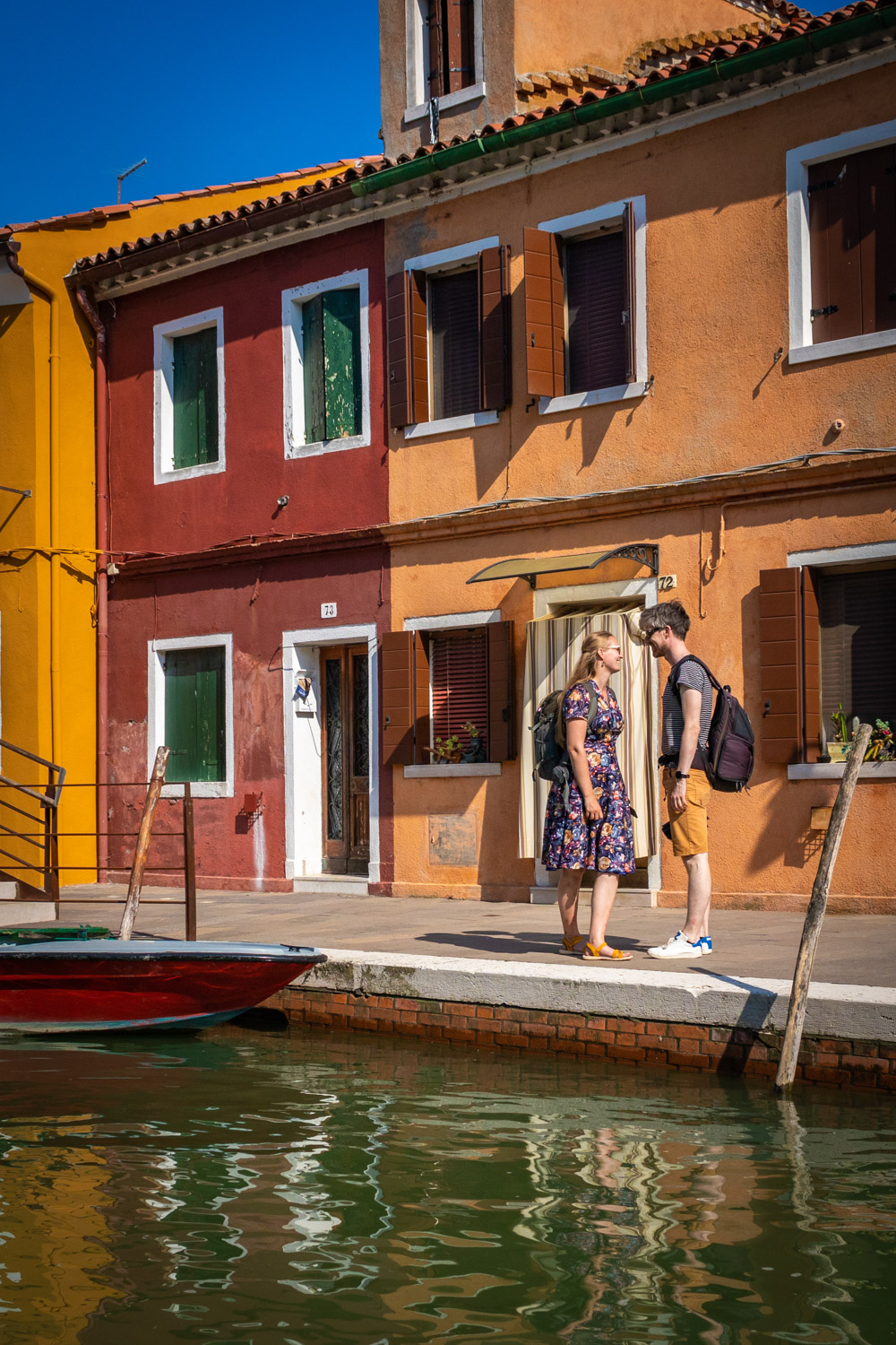 Manouk en Hugo voor de gekleurde huisjes aan het water op Burano bij Venetie