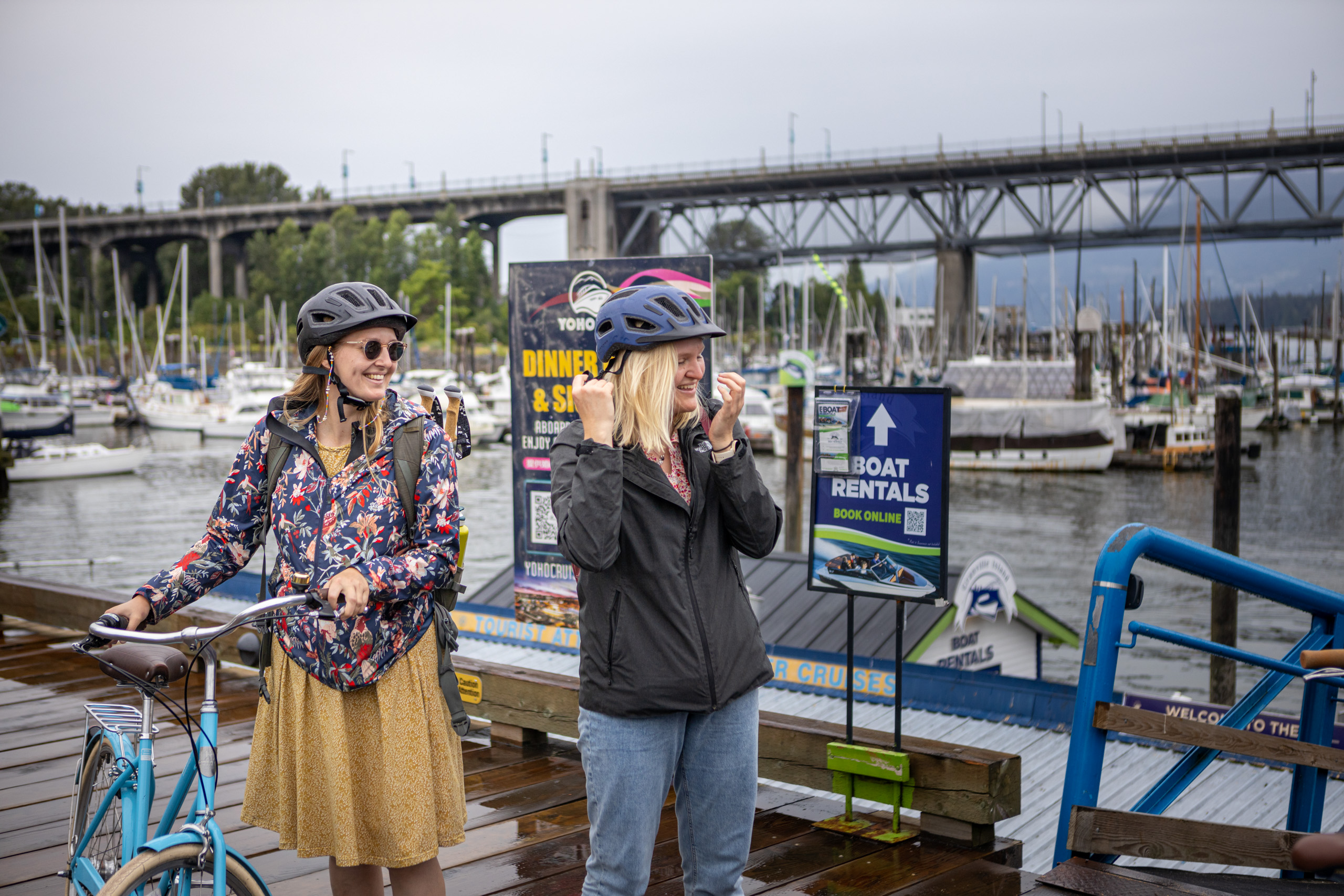 Manouk en haar zusje met fietshelmen tijdens een fietstocht door Vancouver