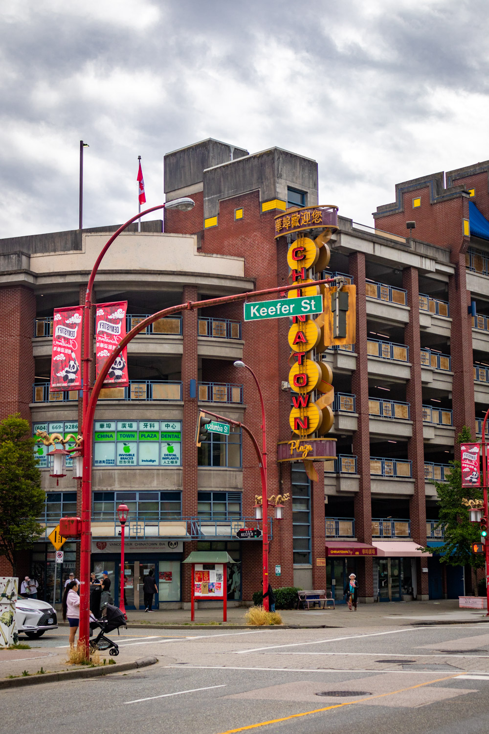Een straat met rode straatlantaarn en uithangborden in China Town in Vancouver