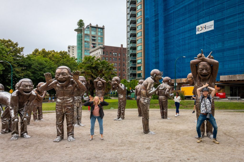 Wat te doen in Vancouver: poseren met de lachende beelden van A-maze-ing Laughter van Yue Minjun
