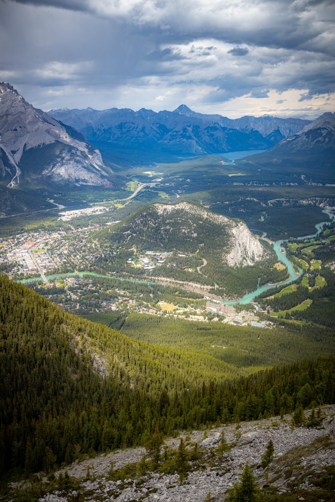 Uitzicht op Banff vanaf Sulphur Mountain bovenaan de gondel