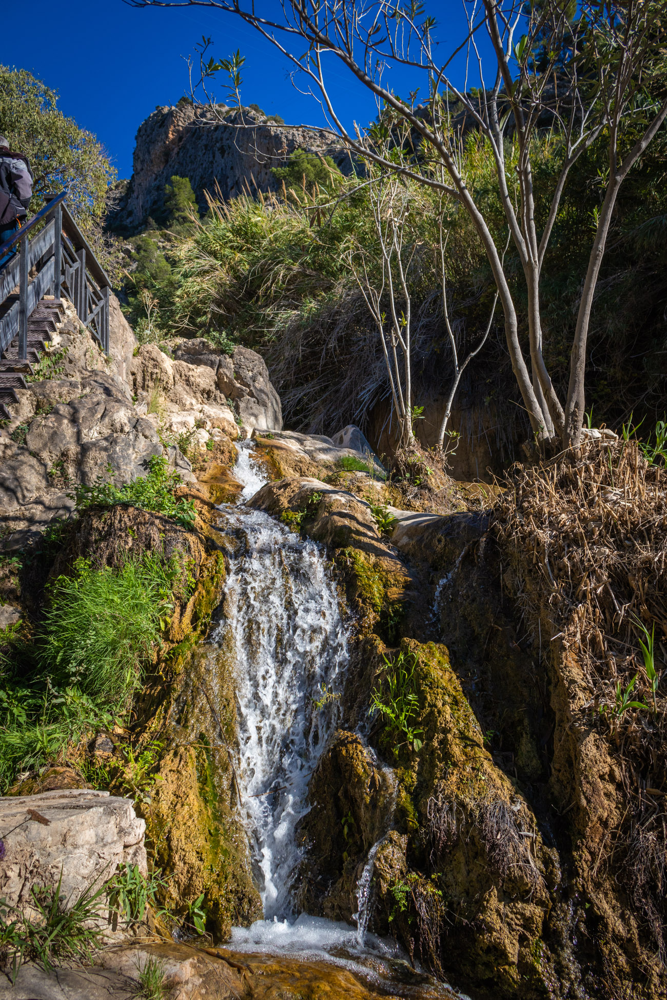 Water loopt langs met mos bedekte rotsen omlaag