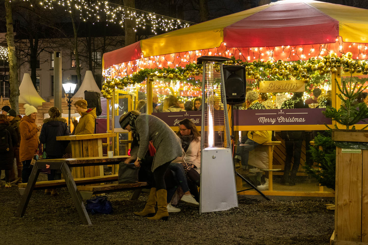 Kraam met geel en rood dak om warme chocolademelk te kopen op de Royal Christmas Fair in Den Haag
