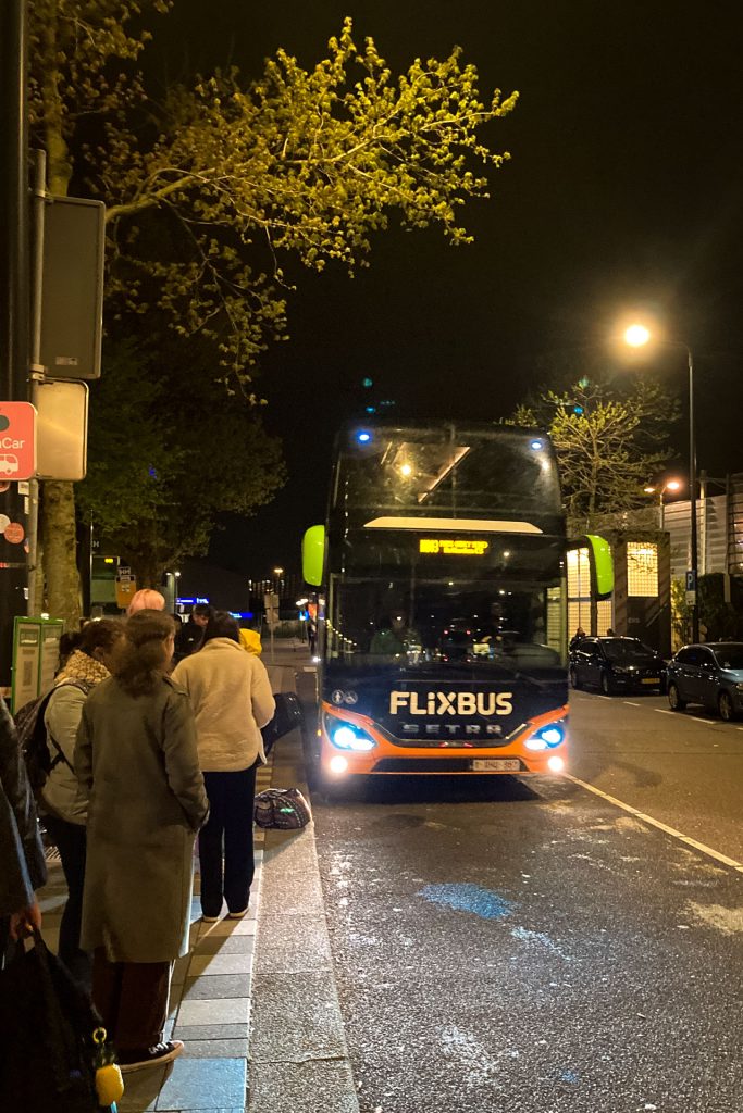 Flixbus komt in het donker aangereden op Rotterdam Centraal om naar Disneyland Parijs te gaan.