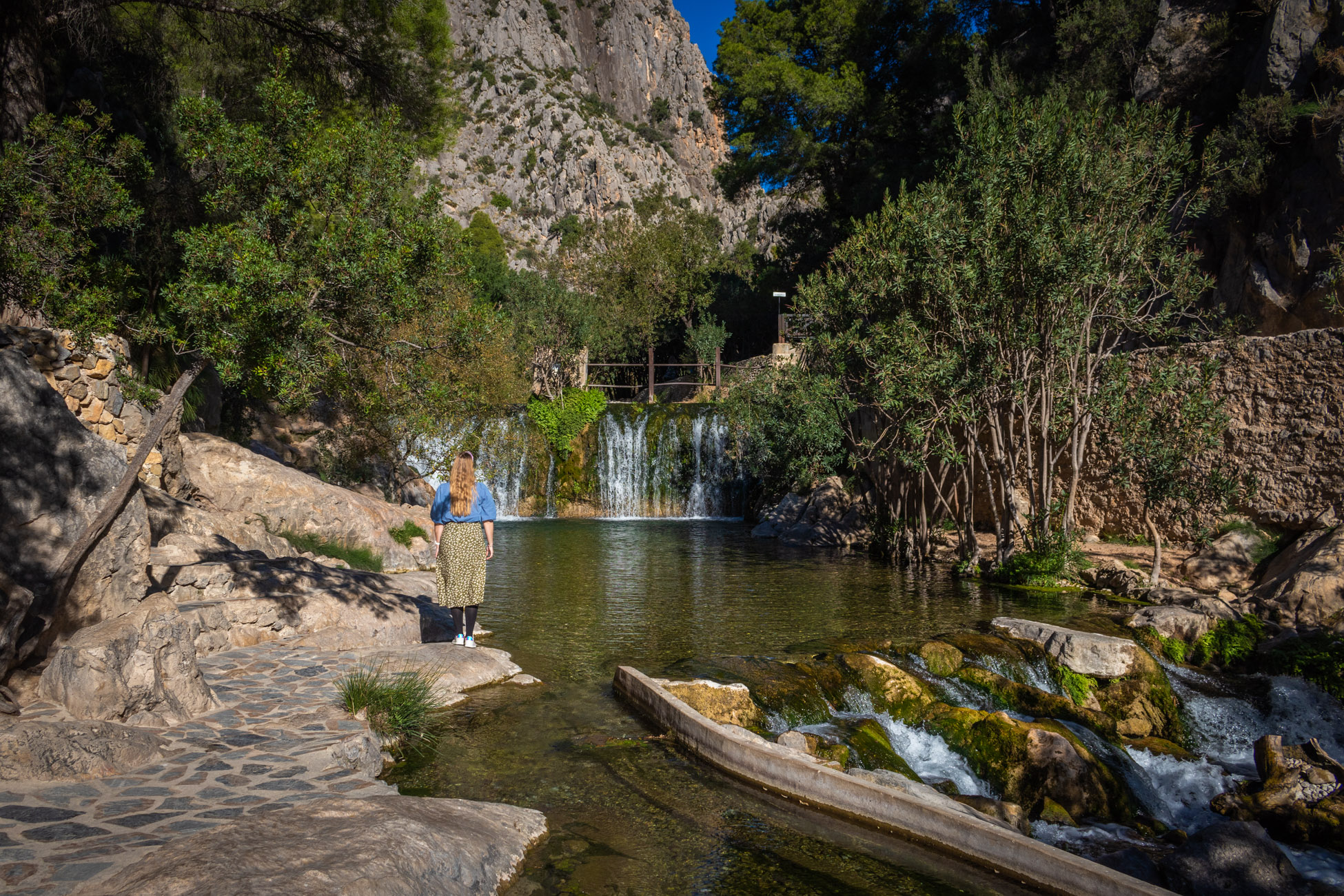 Manouk op een rots langs de watervallen Fonts de l'Algar