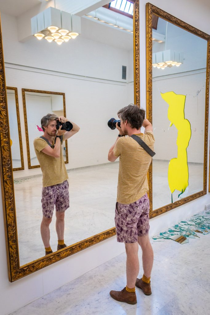 Hugo maakt een foto van zichzelf in de spiegel in museum Kunsten in Aalborg