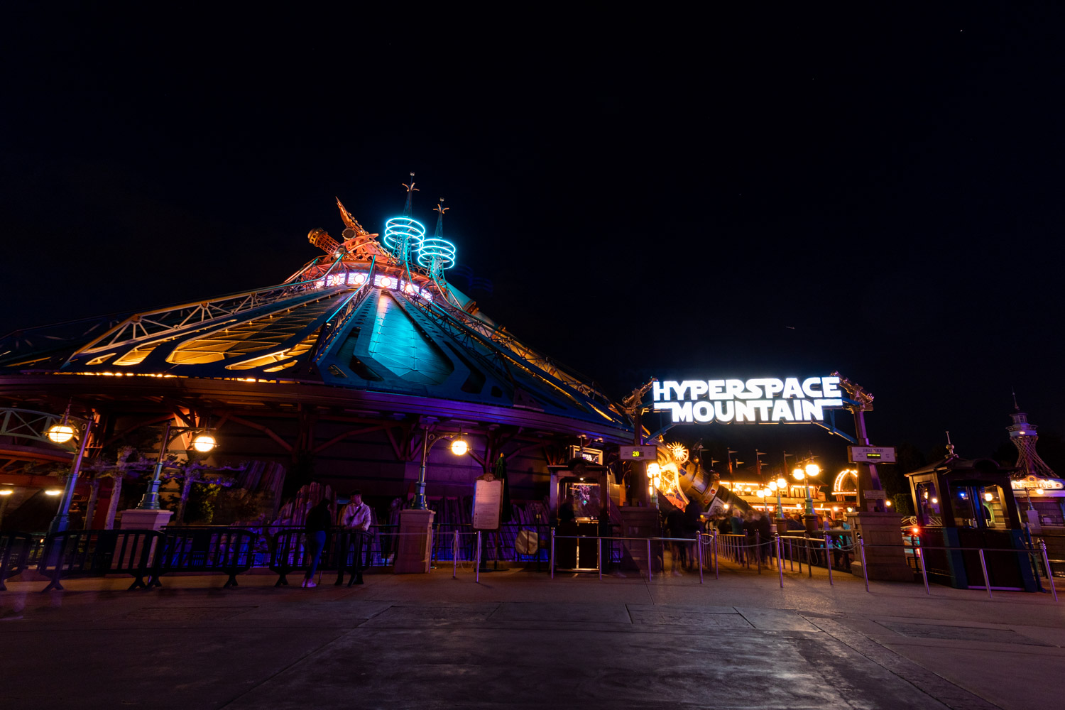 De attractie Hyperspace Mountain gezien vanaf de voorkant in het donker