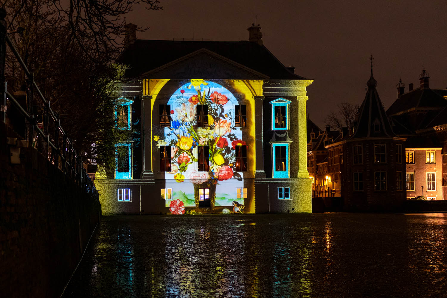 Lichtshow op het Mauritshuis: bloemenschilderij