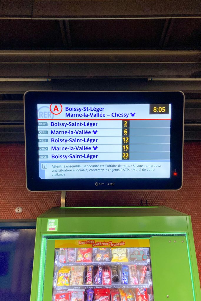 Metro RER A naar Disneyland Parijs op het bord met Mickeyoortjes bij de bestemming Marne-la-Vallée