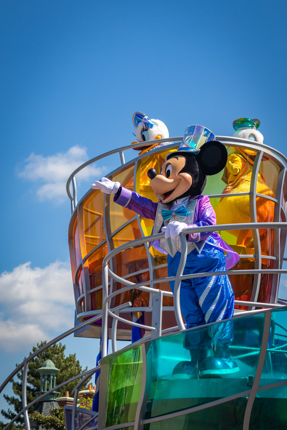 Mickey Mouse op een gekleurde paradewagen tijdens de show Dream and Shine a little brighter in Disneyland Paris