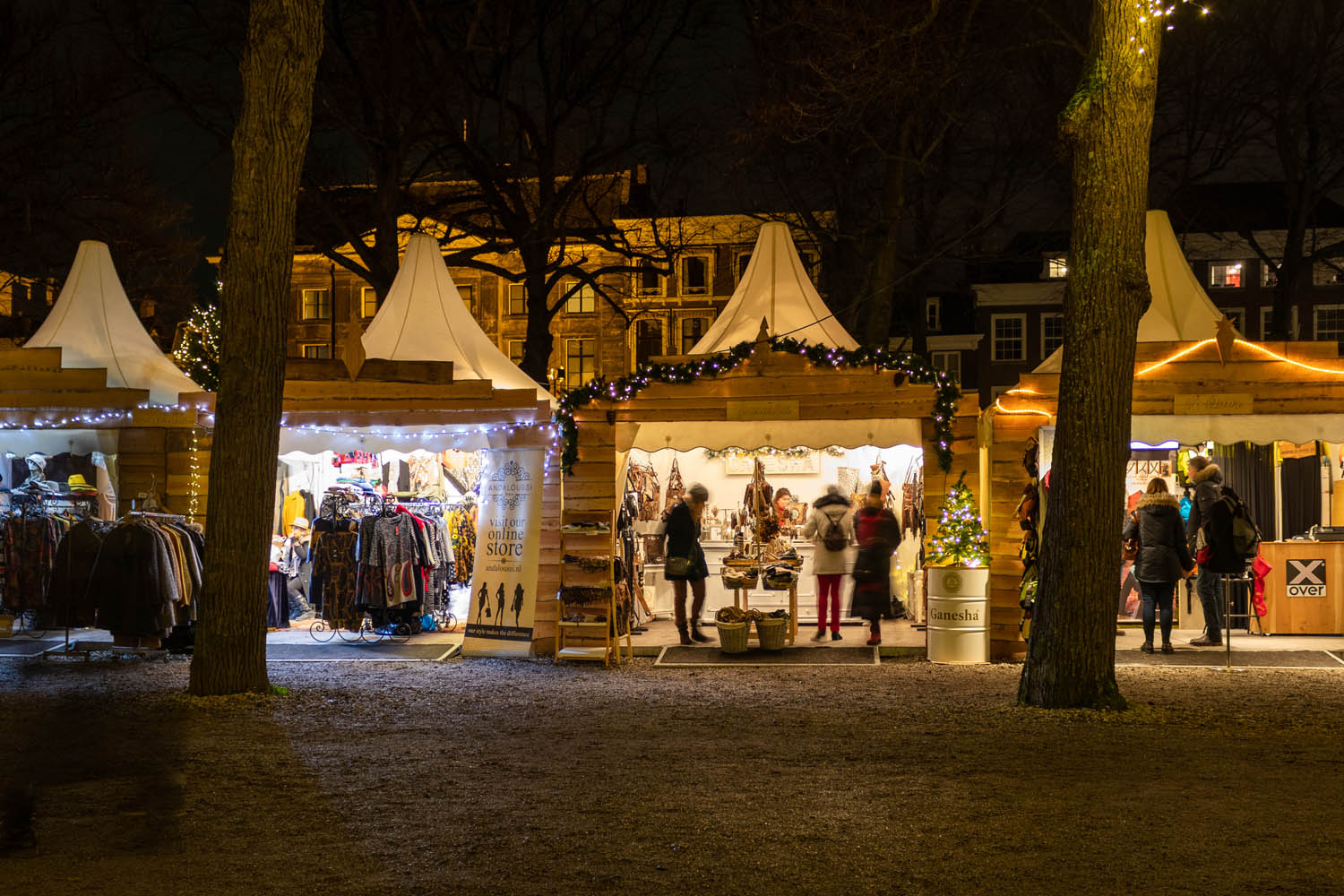 Witte puntige kraampjes met lampjes op de kerstmarkt in Den Haag