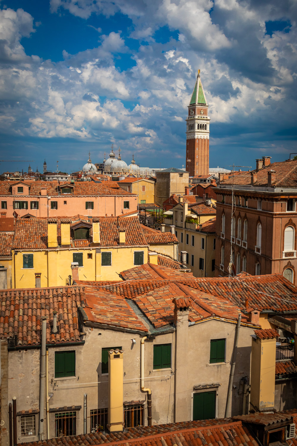 Uitzicht over de daken van de stad Venetië vanaf Scala Contarini del Bovolo