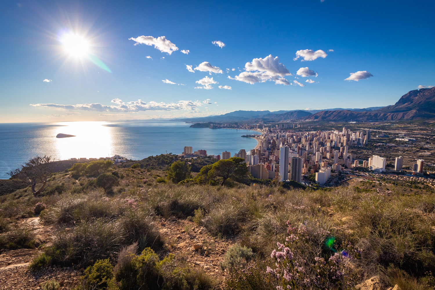 Uitzicht op Benidorm vanaf Serra Gelada met de zon op de Middellandse Zee
