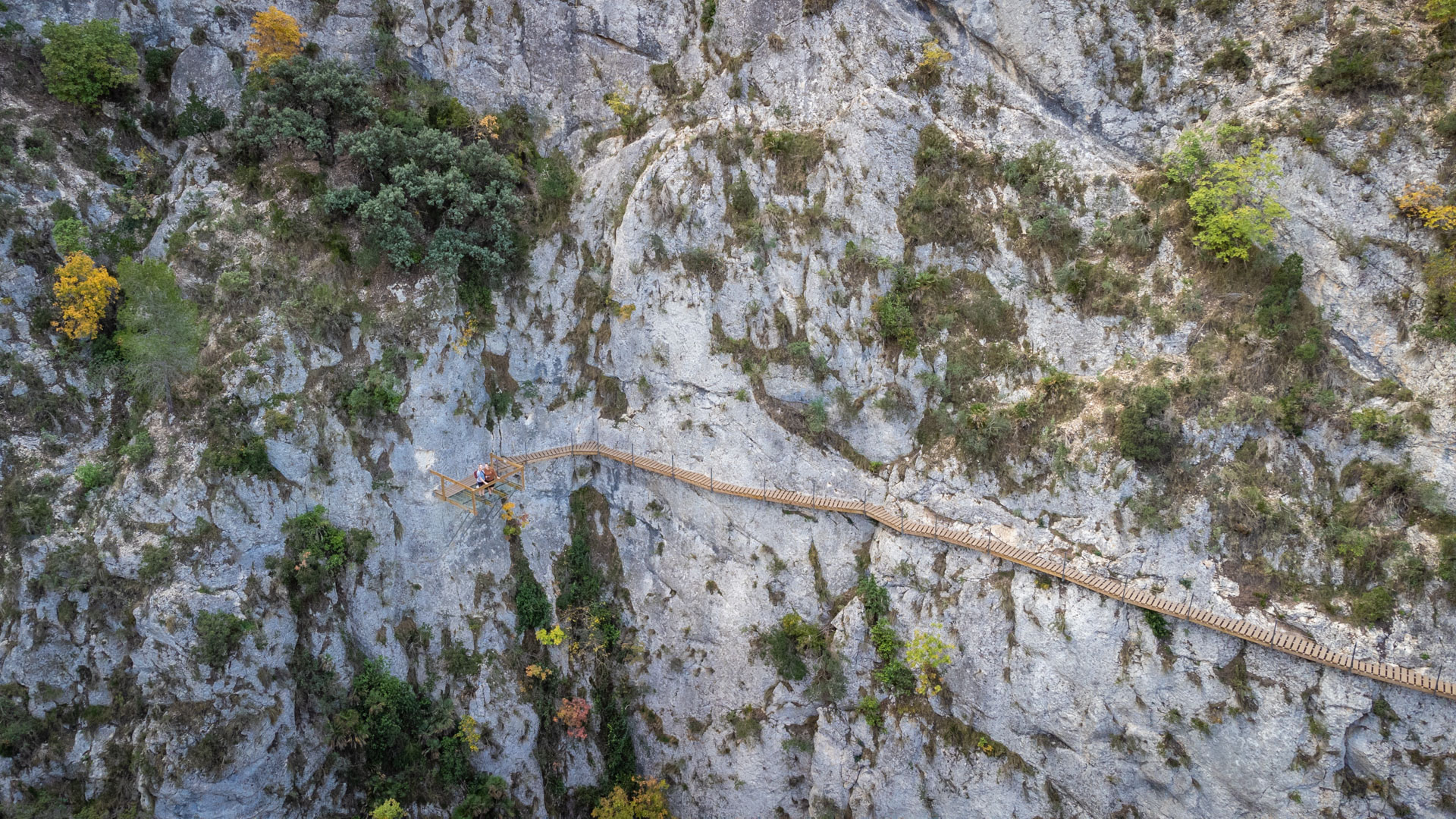 De houten loopbrug van Passage de Relleu langs de rotswand in de kloof aan de Costa Blanca