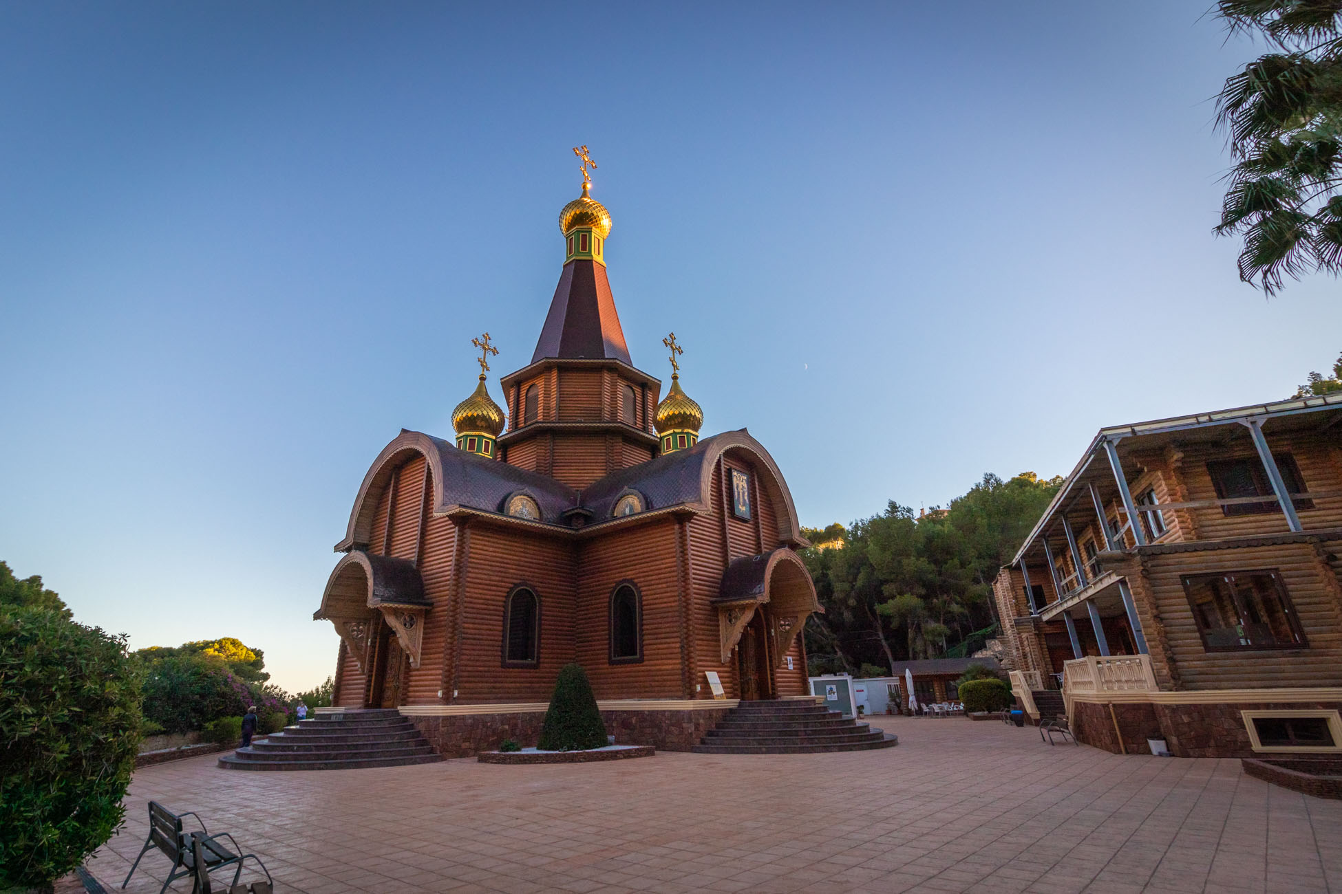 Houten Russisch-orthodox kerkje met gouden dak aan de Costa Blanca
