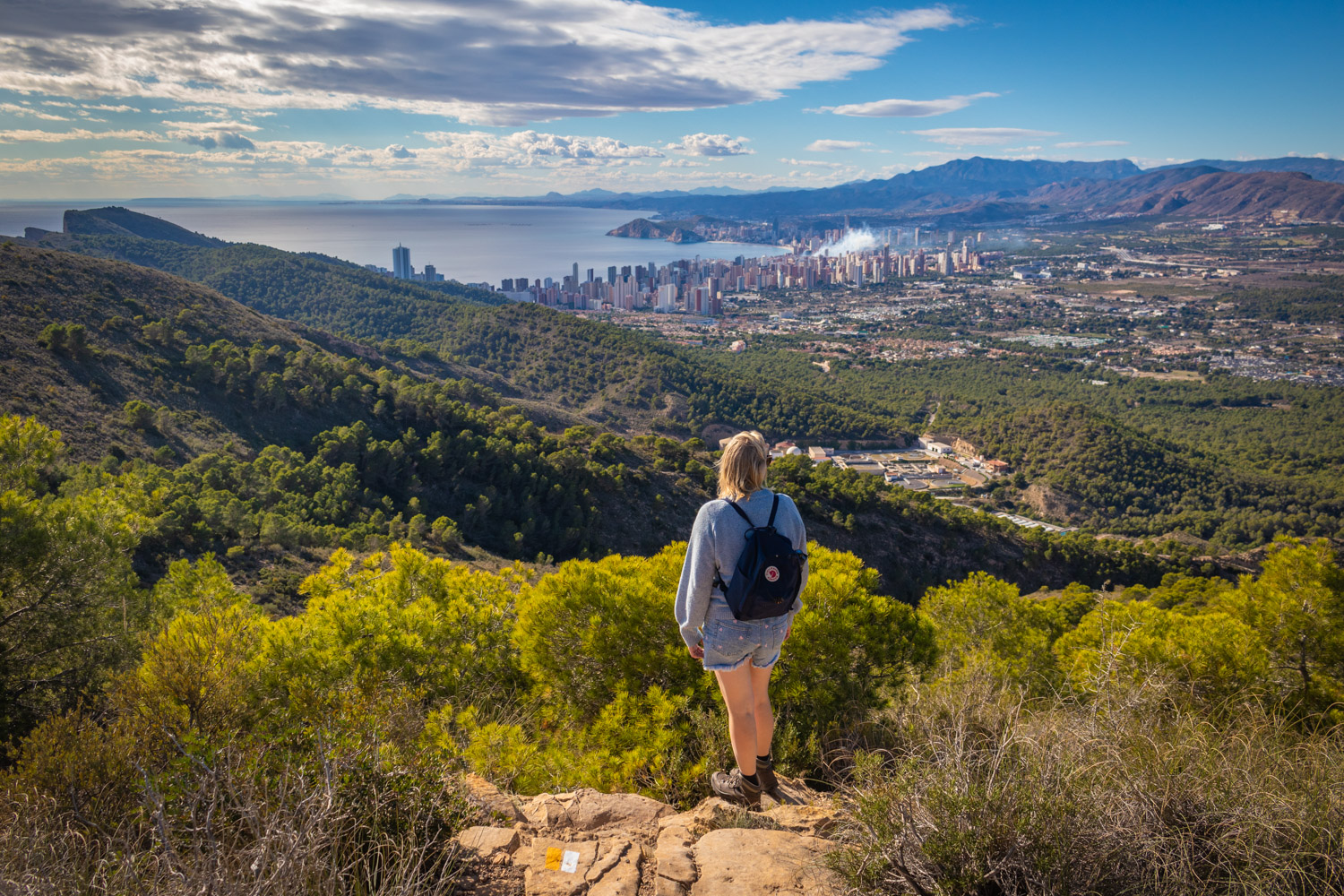 Uitzicht over Benidorm en de groene heuvels van nationaal park Serra Gelada