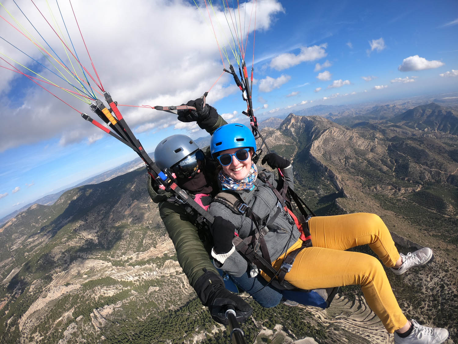 Manouk in een duo onder een parachute aan het paragliden aan de Costa Blanca bij Alicante met bergen op de achtergrond