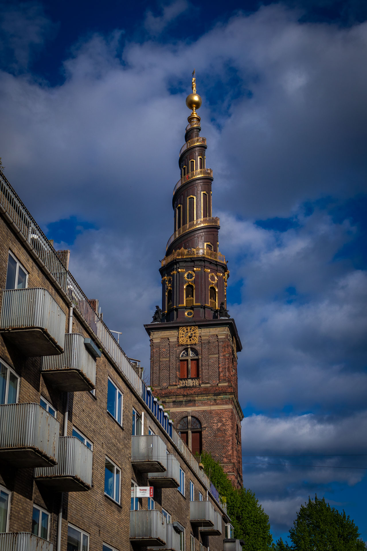De toren van Vor Frelsers Kirke met de gouden spiraaltrap eromheen gewikkeld