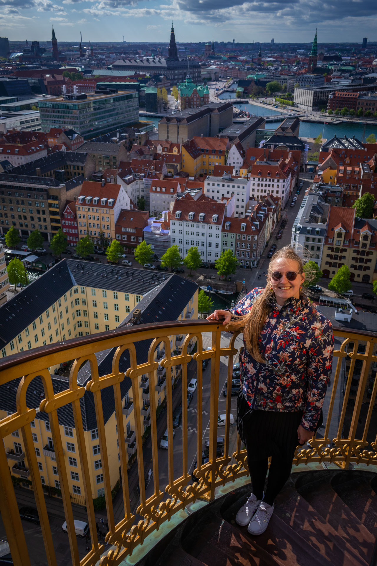 Manouk op de gouden trap rondom de toren van Vor Frelsers Kirke, een van de mooiste uitzichtpunten in Kopenhagen