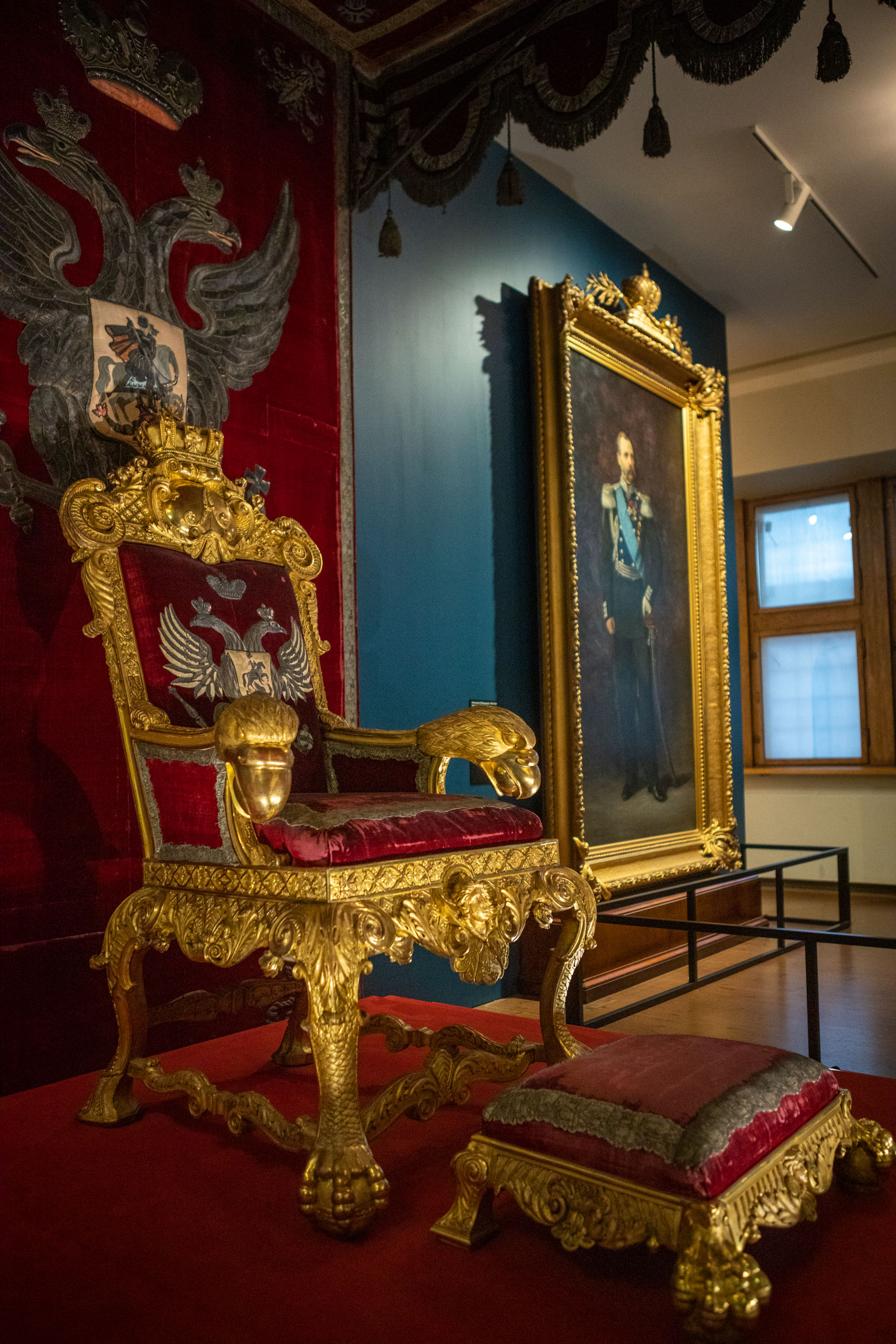 Rood met gouden stoel met schilderij in het Kansallismuseo in Helsinki