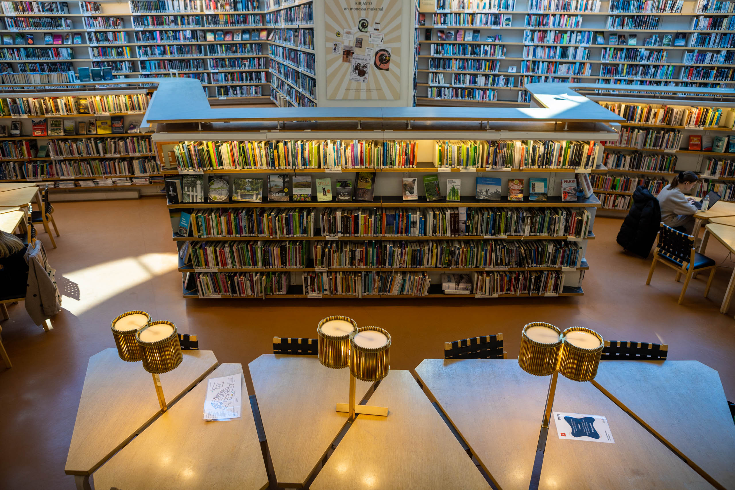 Boekenkasten en speciaal ontworpen lampen in de bibliotheek in Rovaniemi, ontworpen door Alvar Aalto