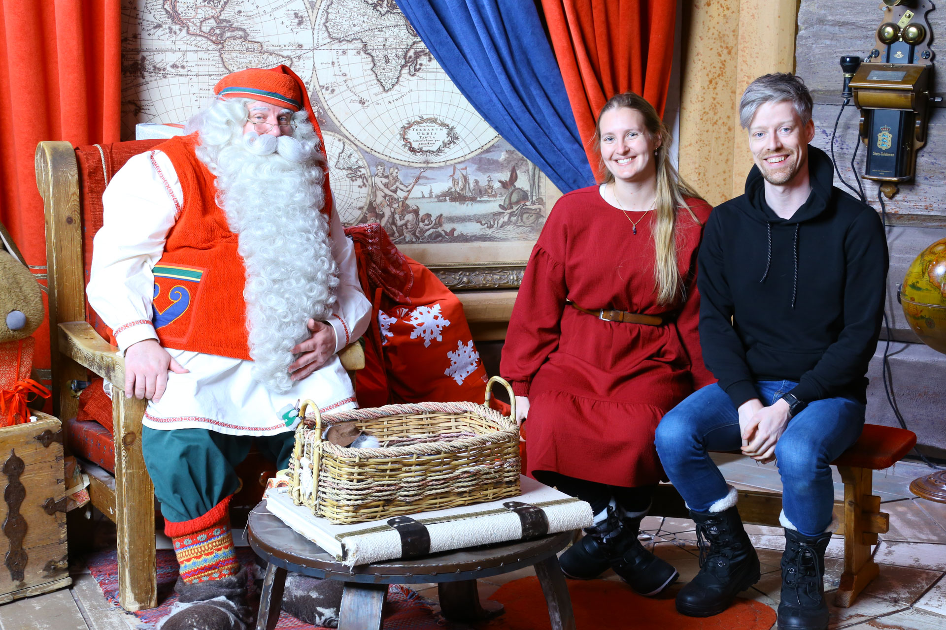 Kerstman en Manouk en Hugo in Santa Claus Village in Rovaniemi