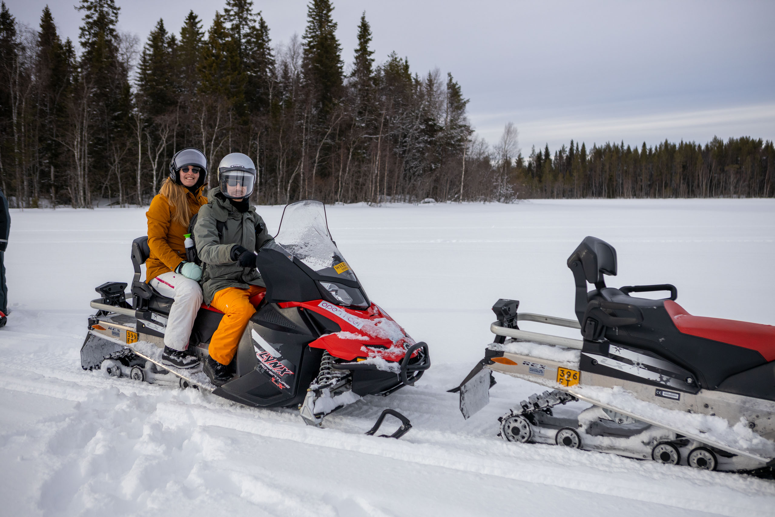 Manouk en Hugo op een sneeuwscooter in de sneeuw vanaf Ranua Resort bij Rovaniemi