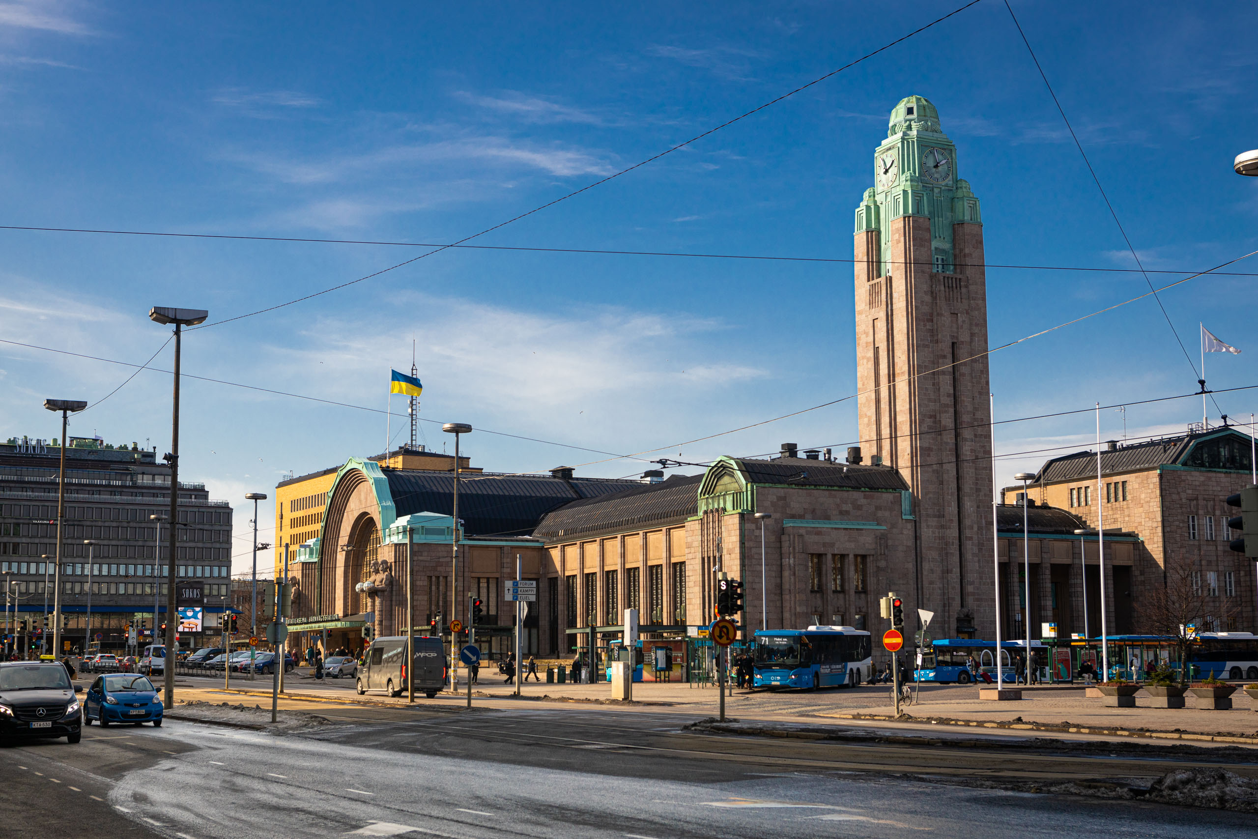 Het treinstation van Helsinki tegen een blauwe lucht, met hoge toren
